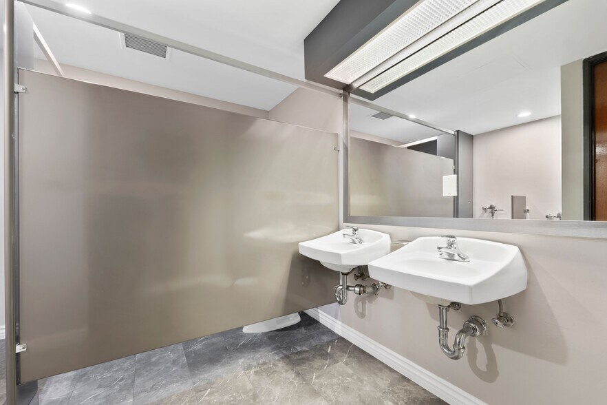More Photos Of 14546 Hamlin St, Van Nuys Office For Sale
