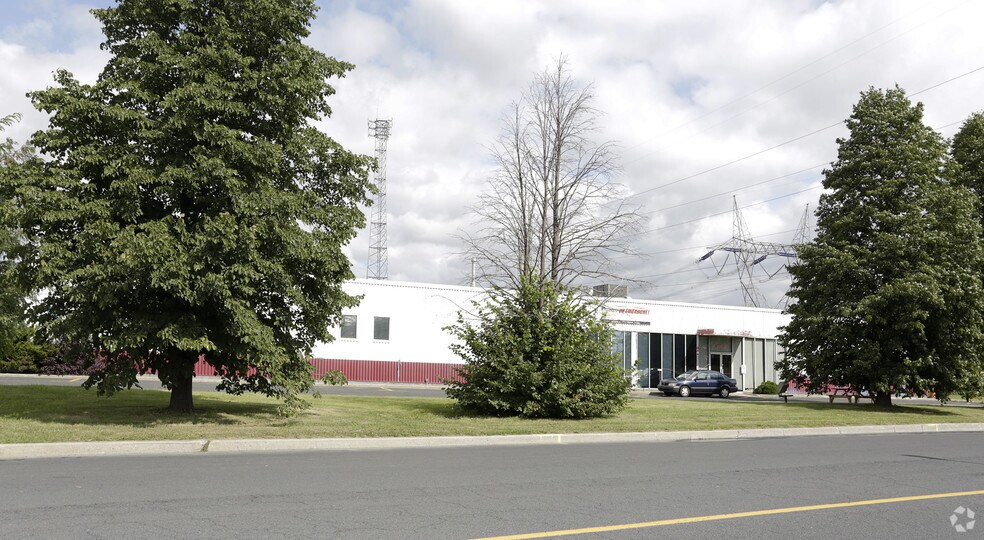 More Photos Of 1450 Rue Marie-Victorin, St-Bruno-de-Montarville Service For Lease