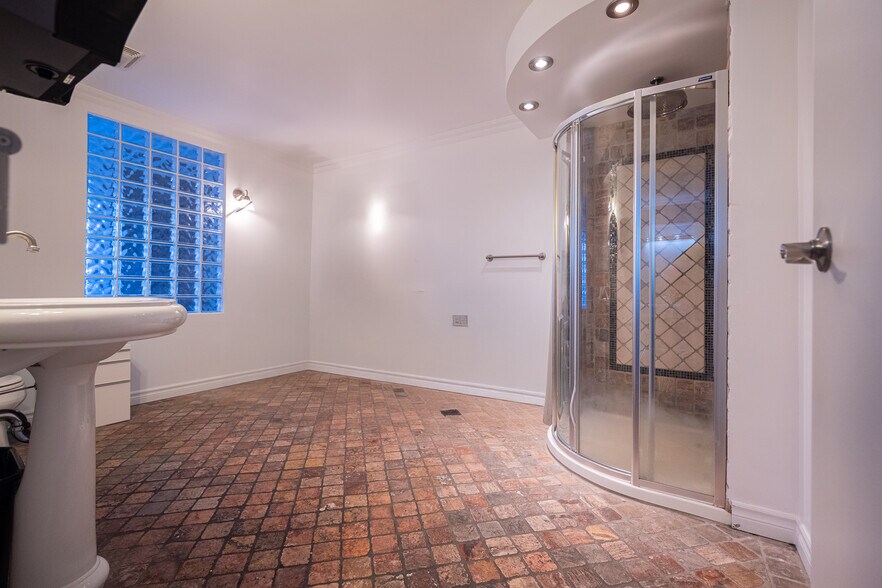 More Photos Of 1583 Rue Saint-Hubert, Montréal Medical For Sale