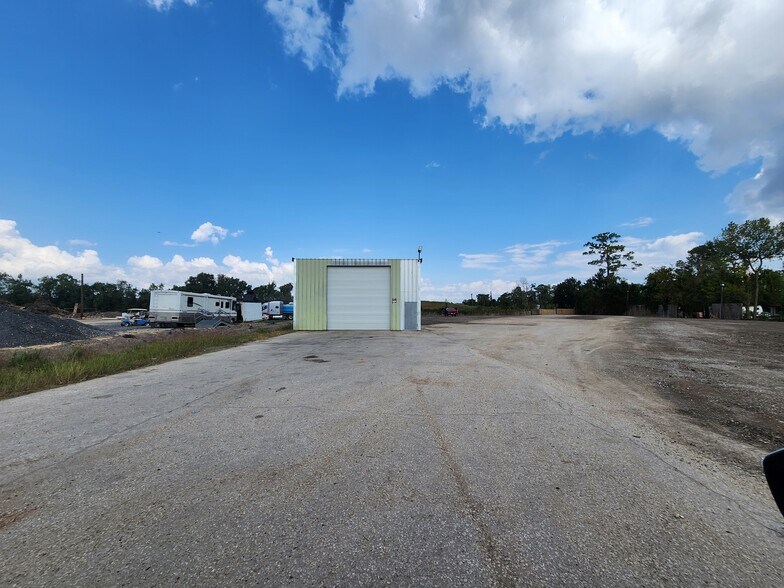 More Photos Of 8627 E Mt Houston Rd, Houston Warehouse For Lease