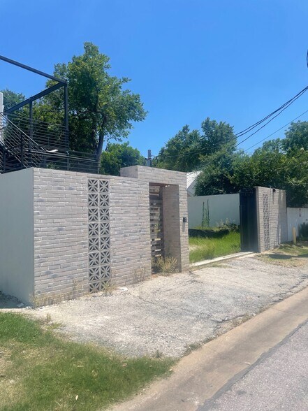 More Photos Of 4707 Harmon Ave, Austin Storefront Retail Residential For Sale
