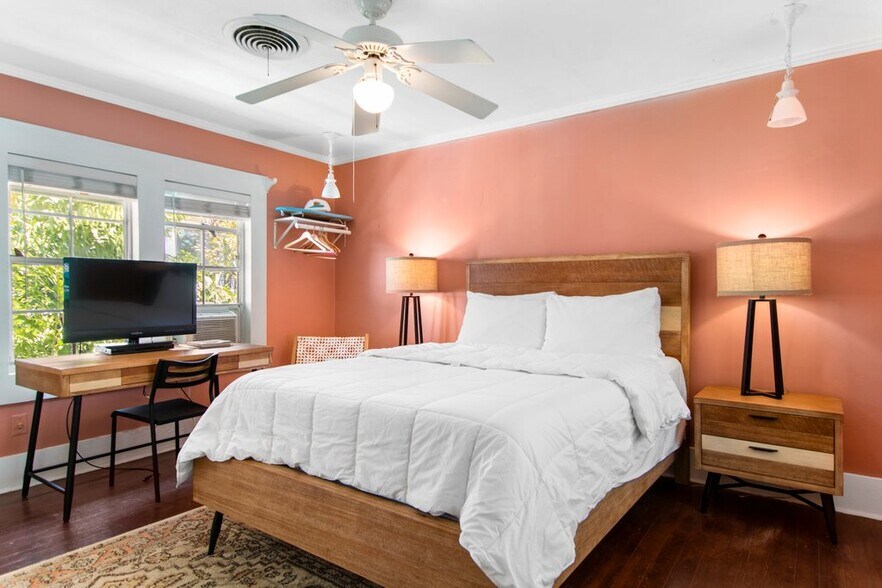 More Photos Of 532 Beach Dr NE, Saint Petersburg Hospitality For Sale