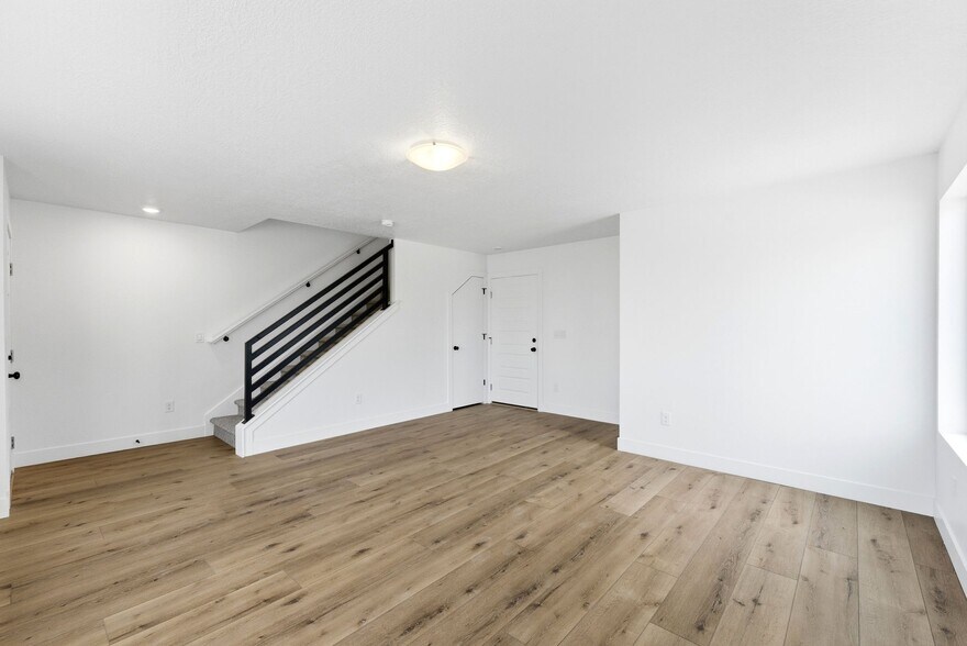 More Photos Of 132-144 E Chambord Ct, Sandy Apartments For Sale