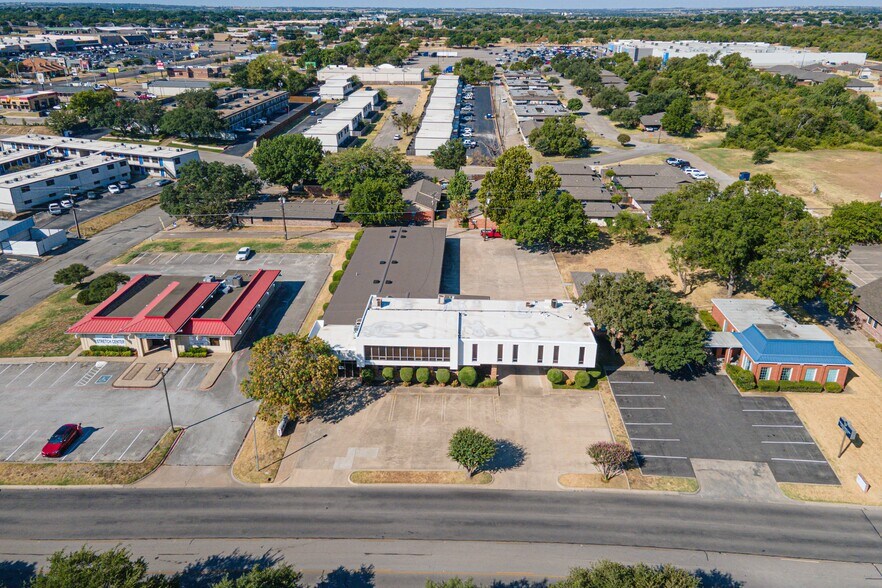 More Photos Of 207 N Ridgeway Dr, Cleburne Office For Sale