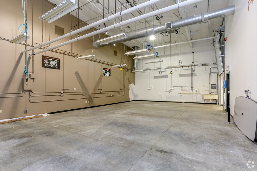 More Photos Of 2537 Daniels St, Madison Office For Lease