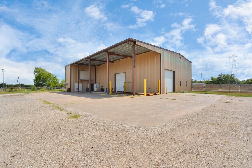 More Photos Of 1500 W Highway 6, Alvin Truck Terminal For Lease