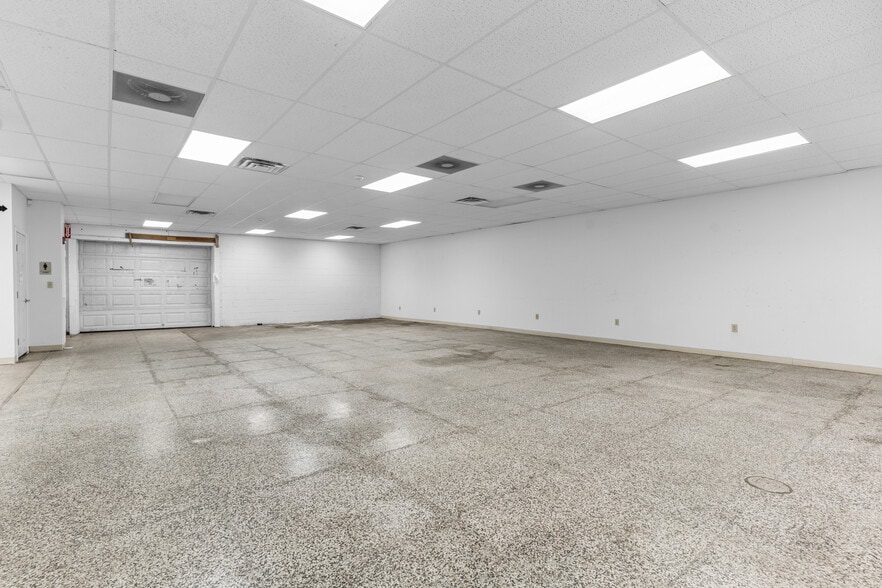 More Photos Of 6854 Post Rd, North Kingstown Freestanding For Lease