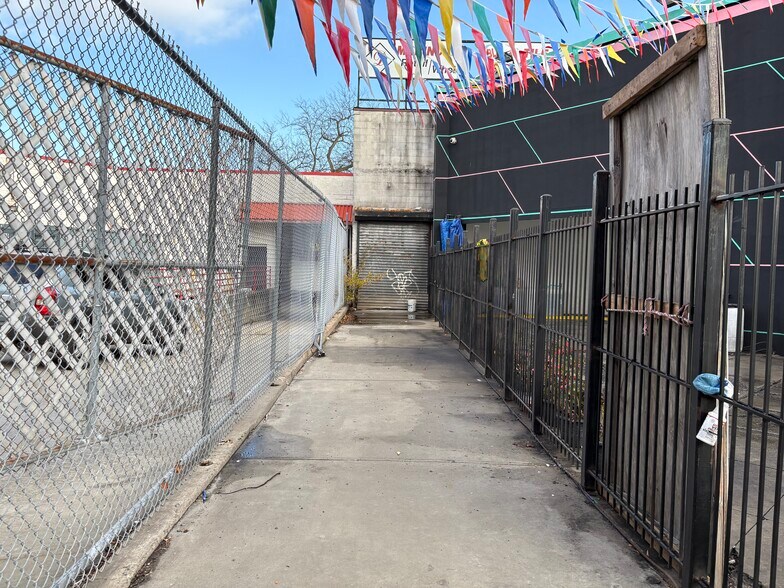 More Photos Of 51-23 Northern Blvd, Woodside Storefront For Lease