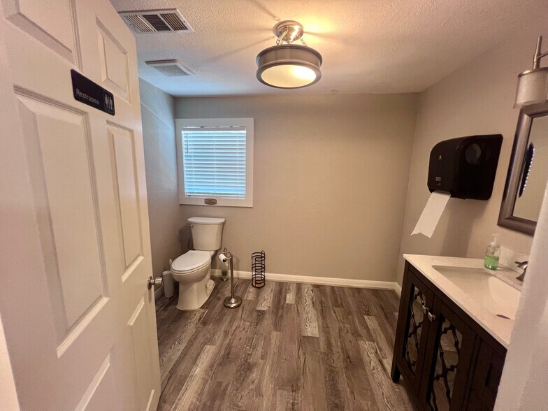 More Photos Of 2506 Anders Ln, Kemah Medical For Lease