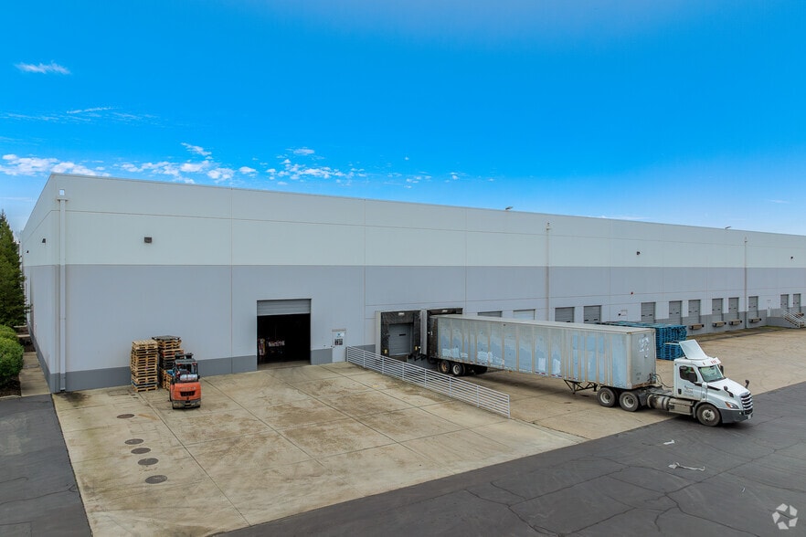 More Photos Of 8860 Industrial Ave, Roseville Distribution For Lease