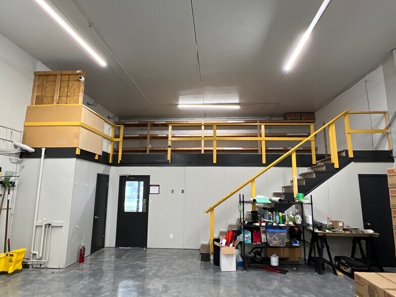More Photos Of 5858 Thunderbird Rd, Indianapolis Warehouse For Lease