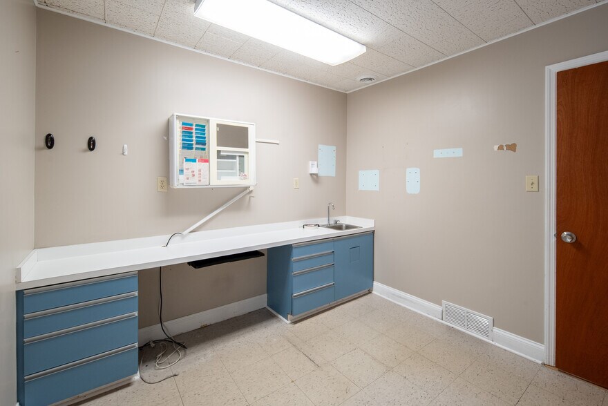 More Photos Of 1221 Altamont Ave, Schenectady Office For Sale