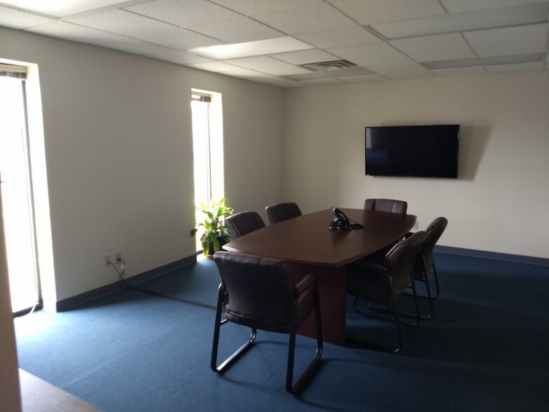 More Photos Of 3214-3224 Kingsley Way, Madison Warehouse For Lease