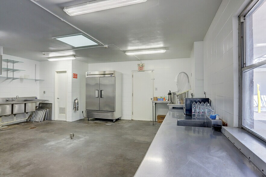 More Photos Of 7305 Navigation Blvd, Houston Office For Sale