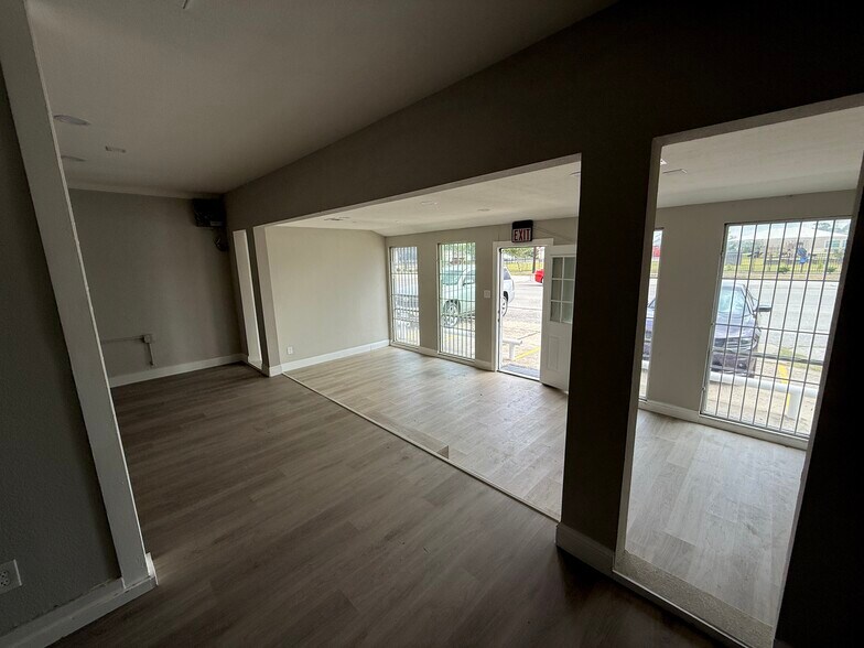 More Photos Of 2809 Market St, Baytown Office Residential For Lease