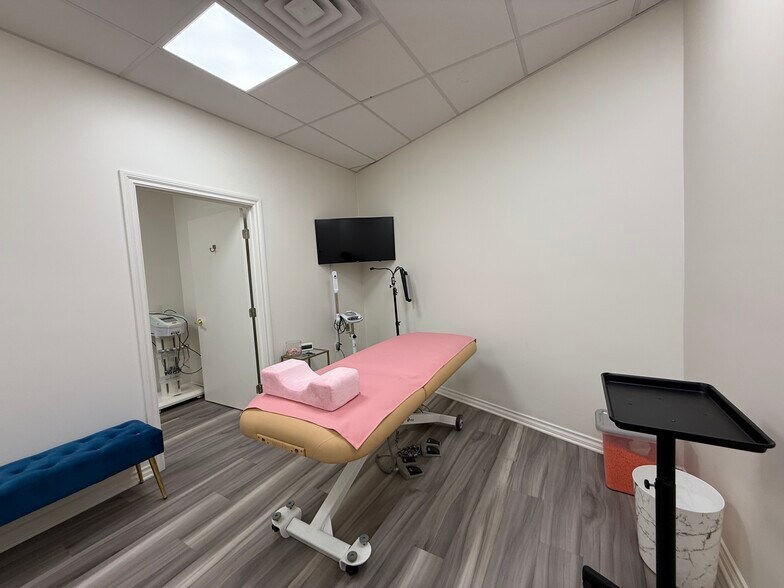 Primary Photo Of 20011 Ventura Blvd, Woodland Hills Medical For Lease