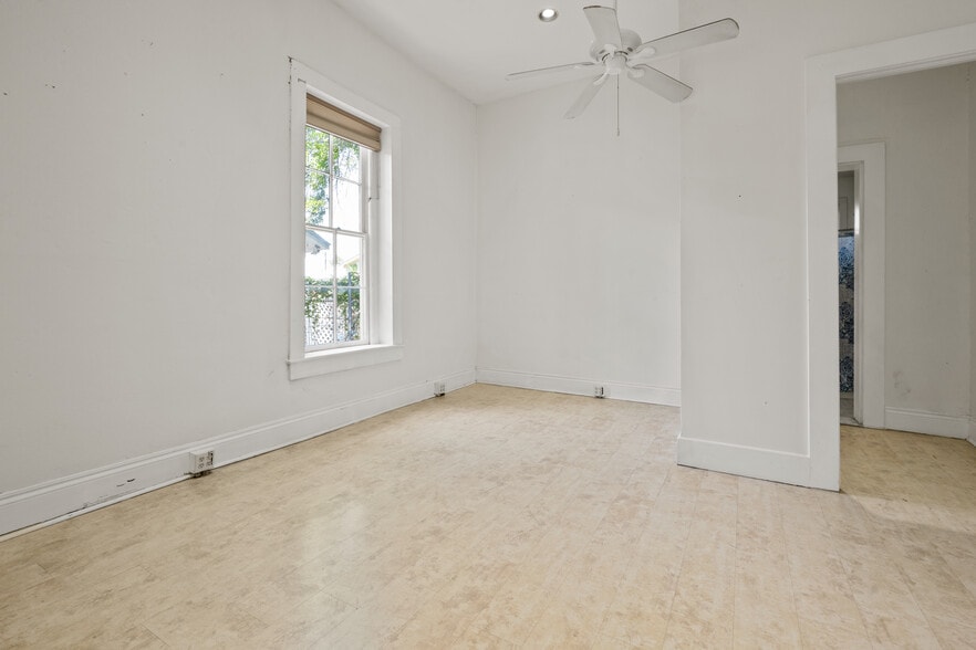 More Photos Of 1012 N Flores St, San Antonio General Retail For Lease