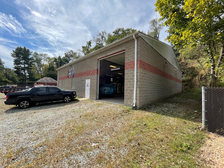 More Photos Of 630 Long Rd, Pittsburgh Showroom For Sale