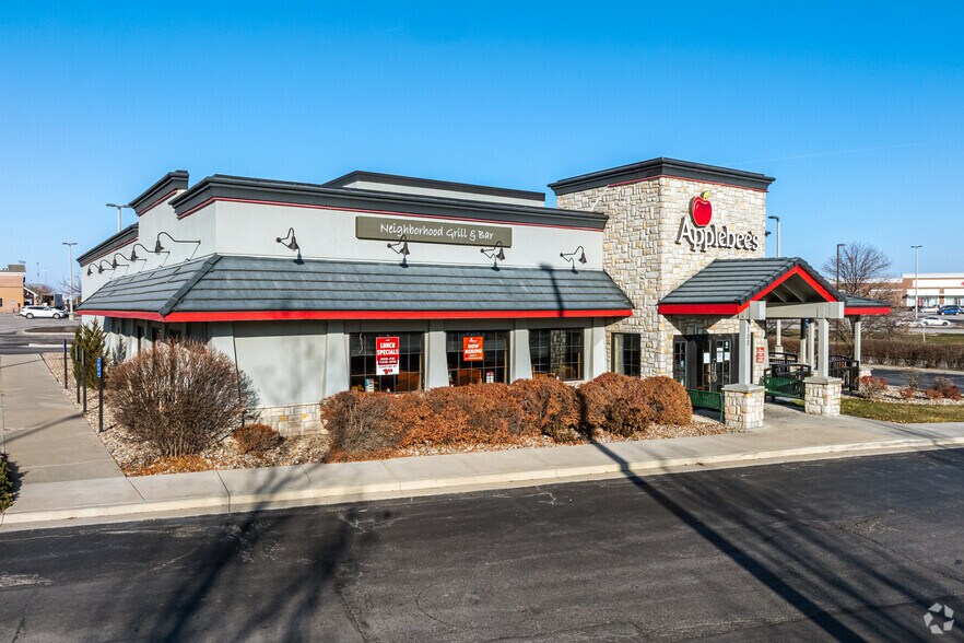 Primary Photo Of 1700 Village West Pky, Kansas City Restaurant For Lease
