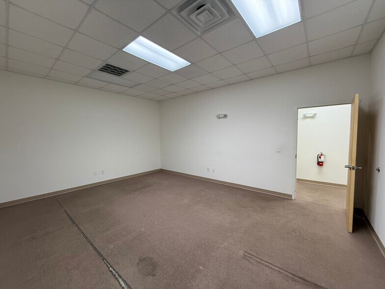 More Photos Of 207 Airport Rd, Fayetteville Light Manufacturing For Lease