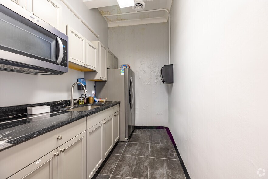 More Photos Of 424 E Grace St, Richmond Bank For Lease