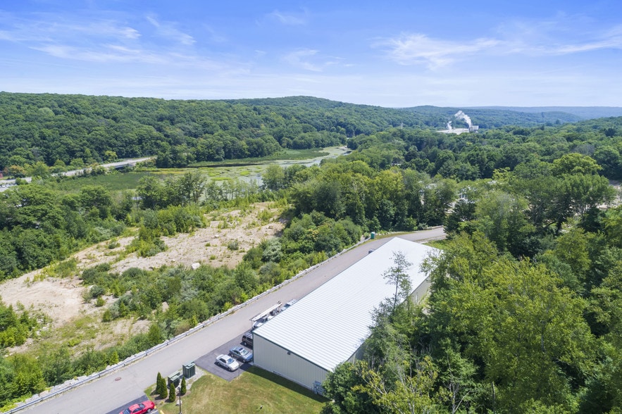 More Photos Of 412 Maple Ave, Uncasville Service For Lease