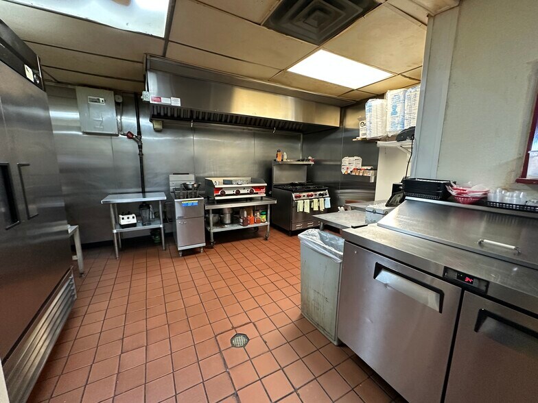 More Photos Of 844 Secretary Dr, Arlington General Retail For Lease