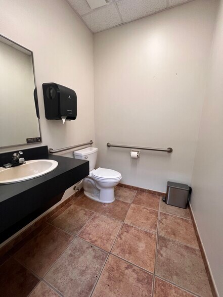More Photos Of 7751 Kingspointe Pky, Orlando Light Distribution For Lease