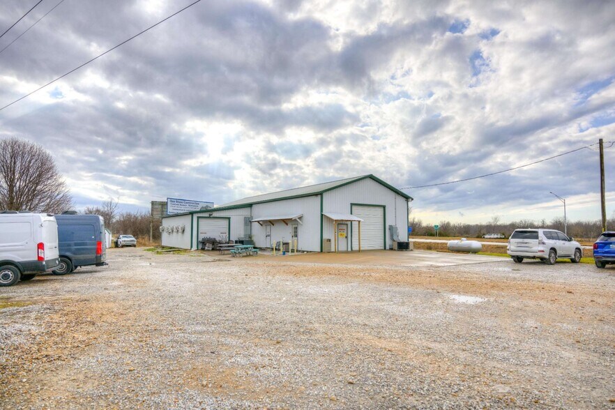 More Photos Of 12619 Nettle Dr, Neosho Specialty For Sale