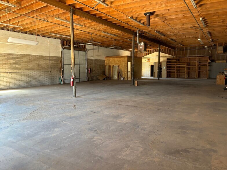 More Photos Of 3340 Fox Ave, Kingman Warehouse For Lease
