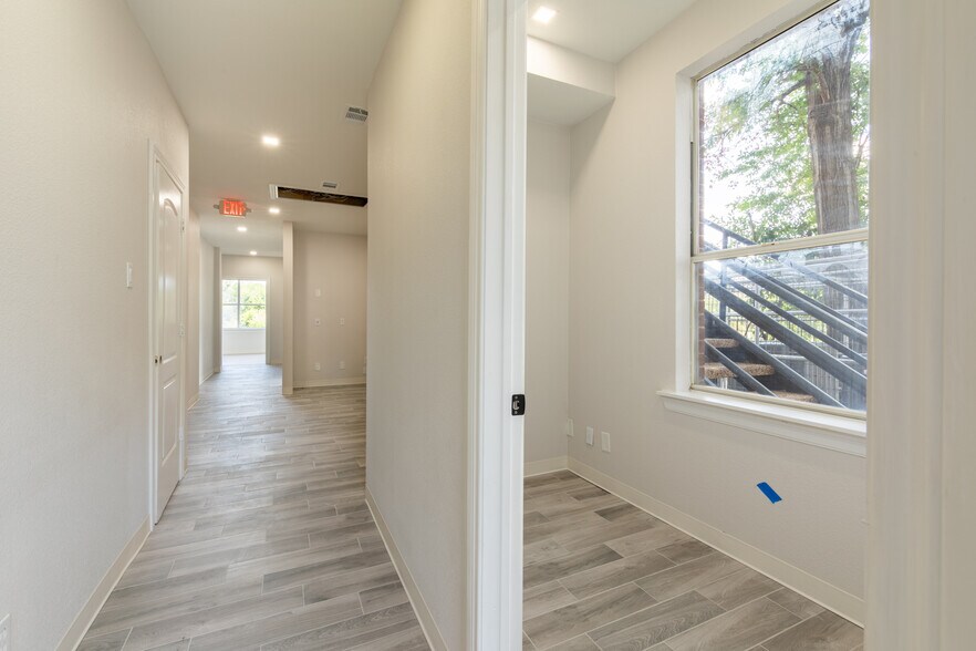 More Photos Of 1307 W Abram St, Arlington Office For Lease