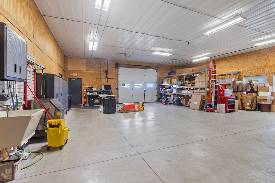 More Photos Of 2492 Crest Dr, Lake Geneva Office For Sale