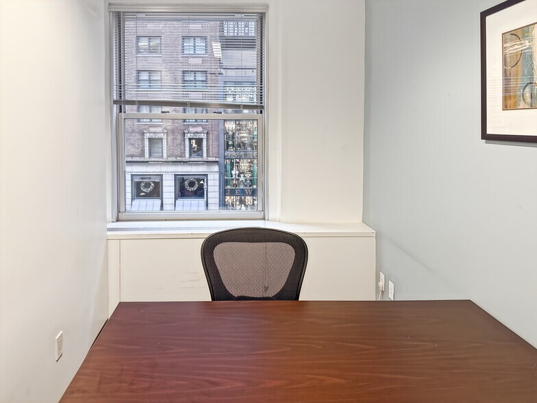 More Photos Of 57 W 57th St, New York Coworking Space
