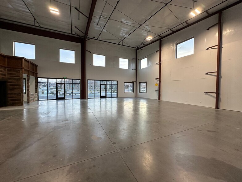 More Photos Of 8804 W Victoria Ave, Kennewick Showroom For Lease