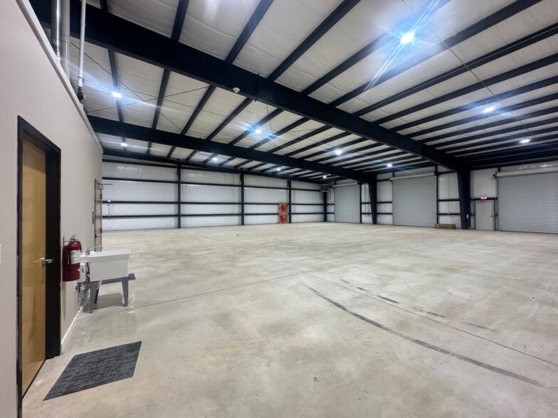 More Photos Of 4830 Marsett Pky, Cumming Light Manufacturing For Lease