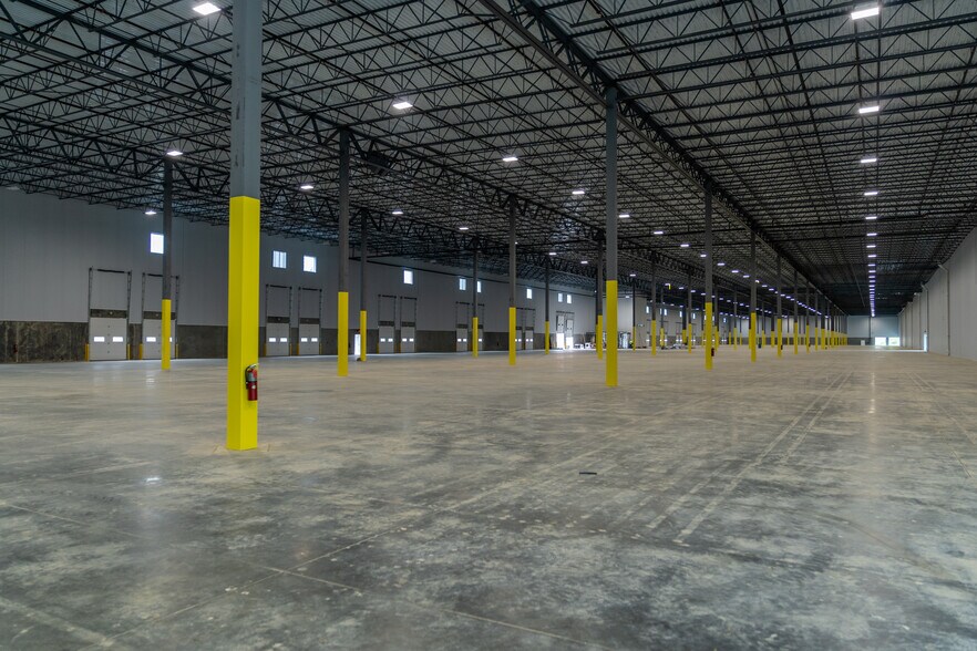 More Photos Of 716 Ritchie Rd, Capitol Heights Warehouse For Lease
