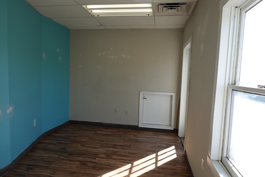More Photos Of 100 Bridge St, Hampton Office For Lease