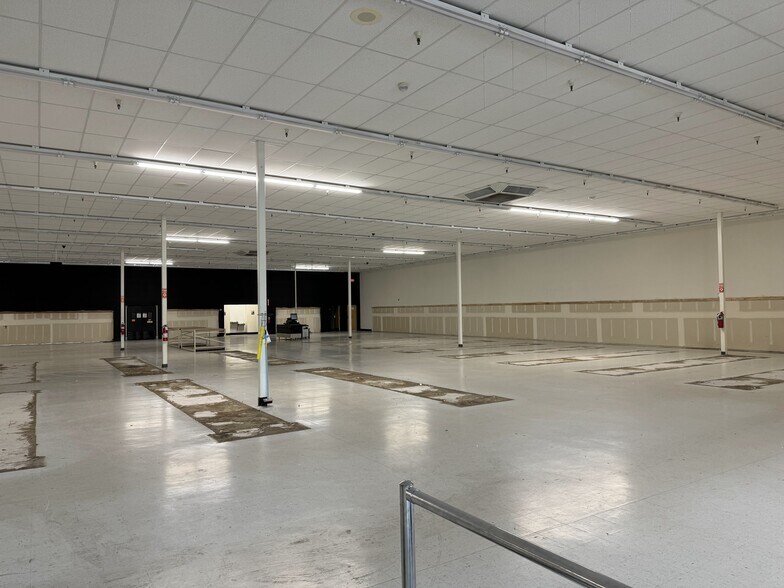 More Photos Of 2025 Lancaster Dr NE, Salem General Retail For Sale