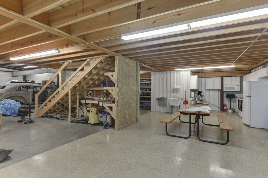 More Photos Of 108 Prides Way, Lexington Light Distribution For Sale
