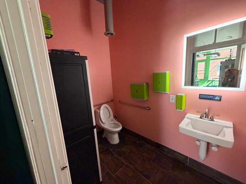 More Photos Of 800 W Marshall St, Richmond Restaurant For Lease