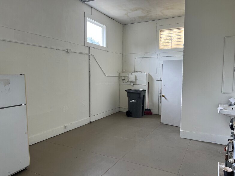 More Photos Of 2501-2503 14th Ave, Oakland Freestanding For Lease