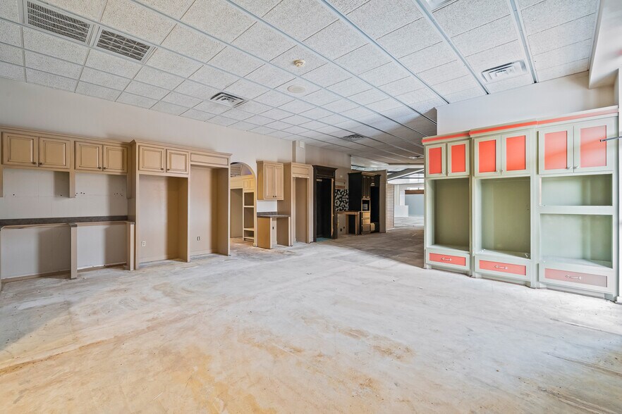 More Photos Of 7705 Quaker Ave, Lubbock Freestanding For Sale