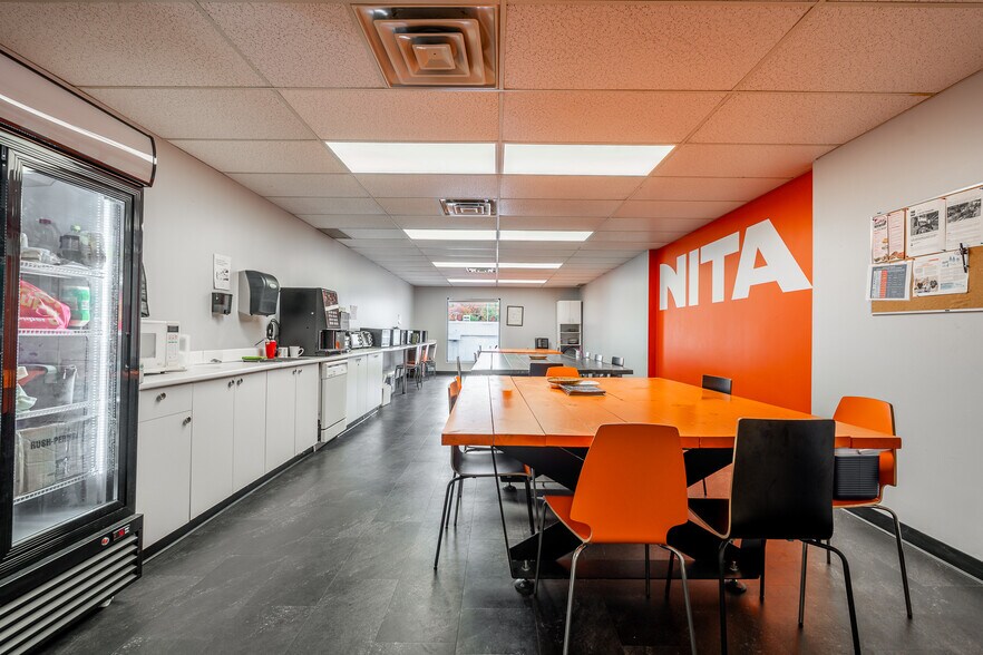 More Photos Of 1051 Rue du Viger, Terrebonne Showroom For Sale