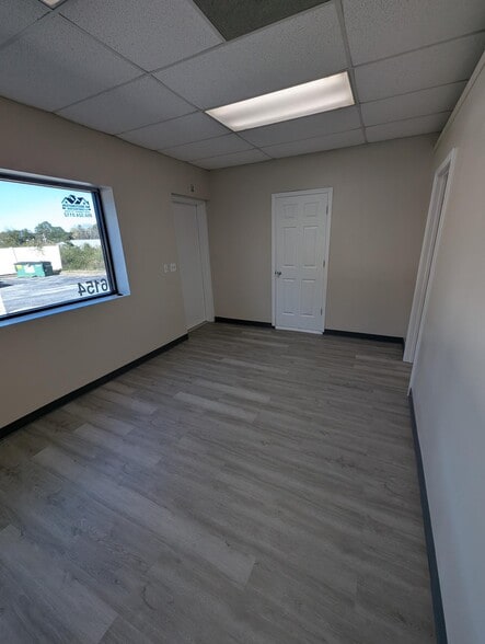 More Photos Of 4646 Parkmore Plaza Dr, Milton Self Storage For Lease
