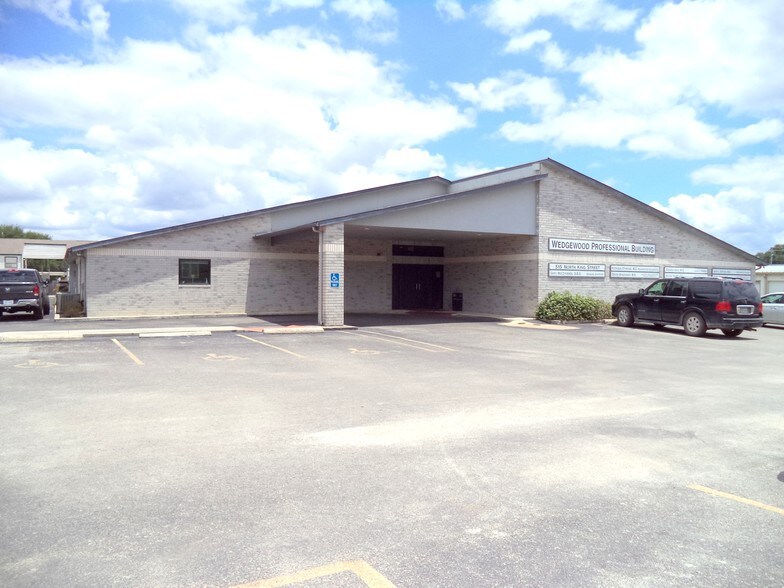 Primary Photo Of 515 N King St, Seguin Medical For Sale