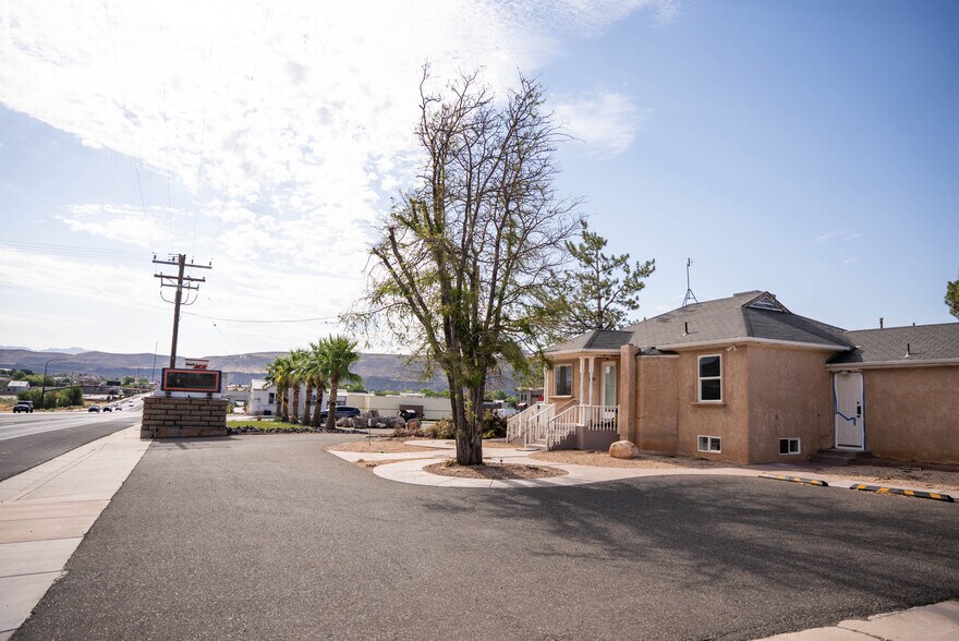 More Photos Of 1545 W State St, Hurricane Veterinarian Kennel For Lease