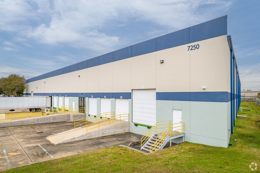 More Photos Of 7250 W 43rd St, Houston Warehouse For Lease