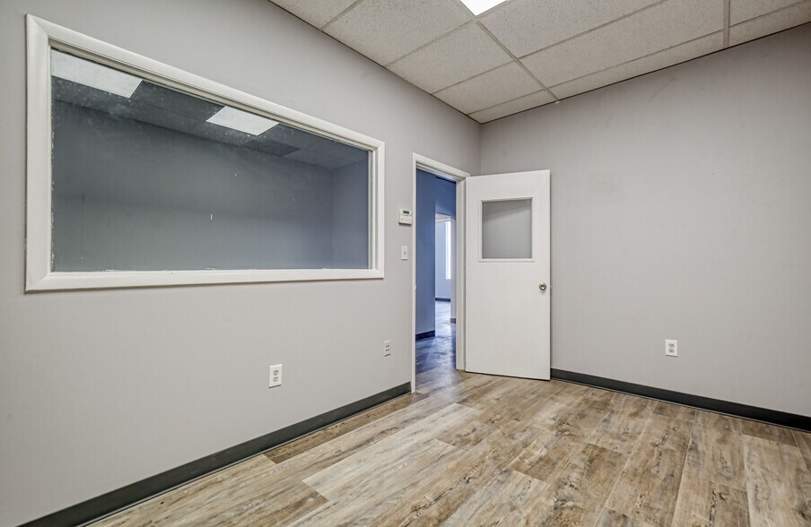 More Photos Of 6501 Arlington Expy, Jacksonville Office Residential For Lease