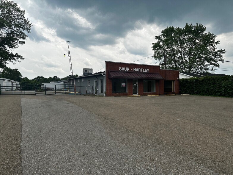 More Photos Of 1950 East Pike, Zanesville Showroom For Lease
