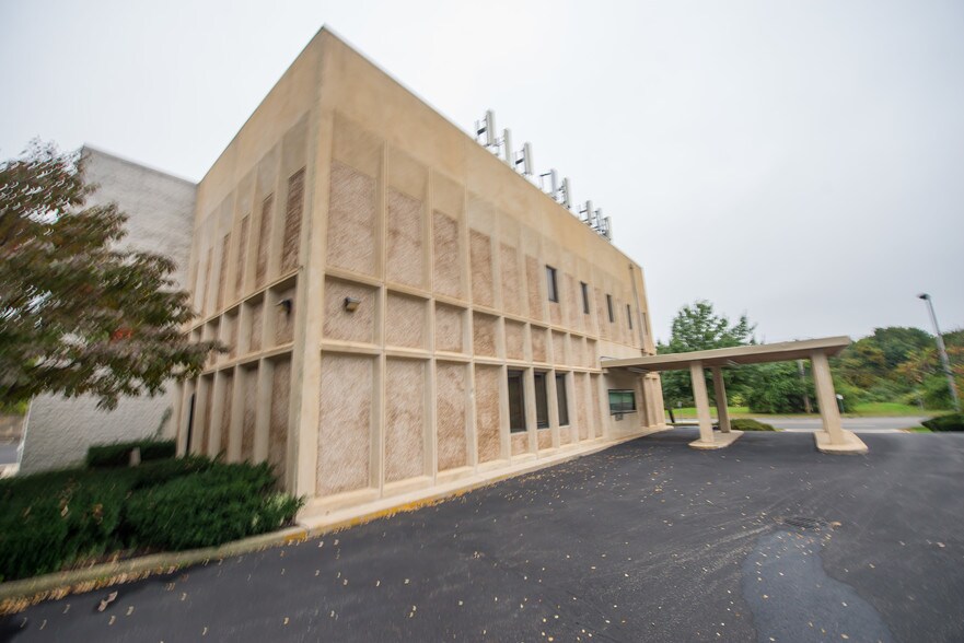 More Photos Of 996 W Jericho Tpke, Smithtown Office For Lease